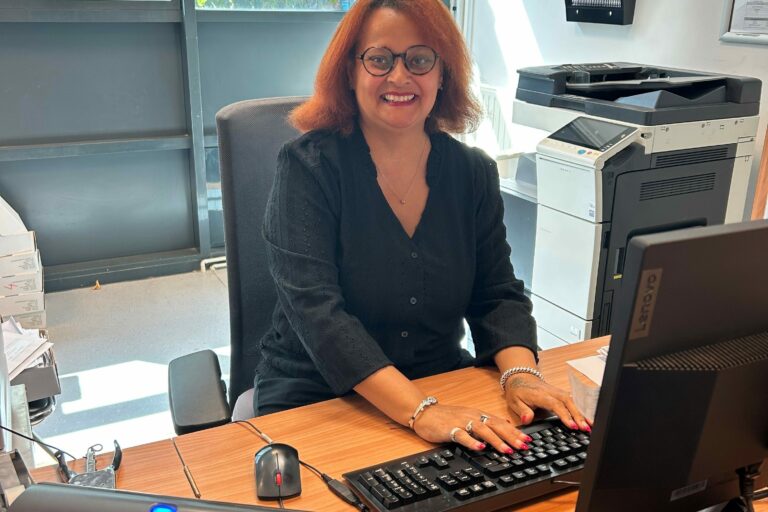« Dans l’ombre, mais essentiel » : l’adjointe administrative principale