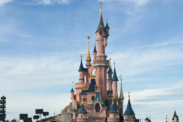🟡🎊Un séjour magique à Disneyland Paris pour nos jeunes patients suivis en hôpital de jour🎊🟡
